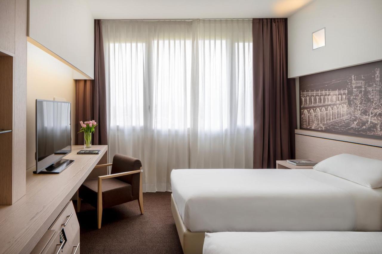 Una Hotels Bologna San Lazzaro Сан-Ладзаро-ди-Савена Экстерьер фото